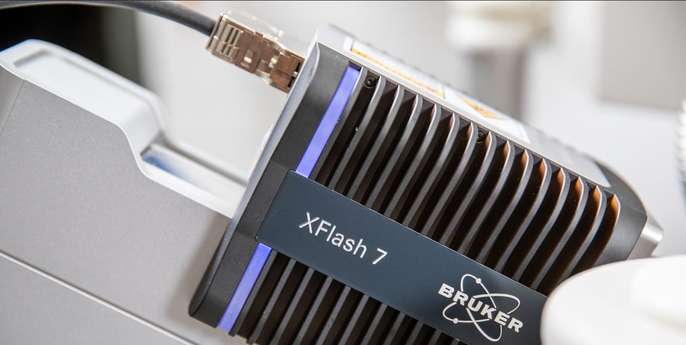 XFlash 7 –EDS-detektori liitettynä Hitachi S-4800 SEM -pyyhkäisyelektronimikroskooppiin. Laitteella voidaan tehdä alkuaineanalyyseja.