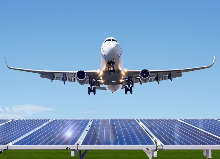 Tekoälyllä tuotettu kuva lentokoneesta lentämässä aurinkovoimalapuiston yllä.