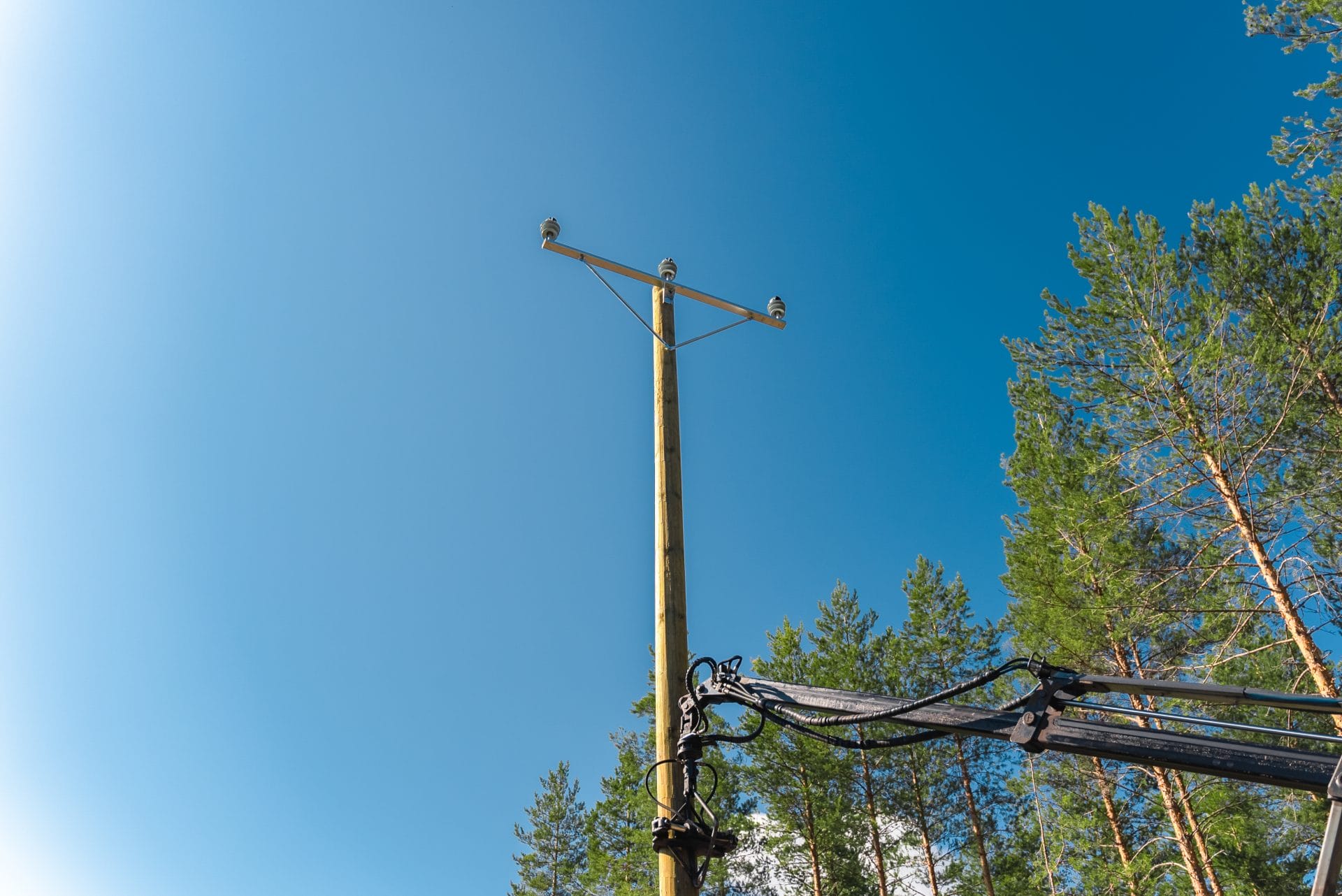 Kuvassa menossa Järvi-Suomen Energian sähkölinjan tolpan pystytys.