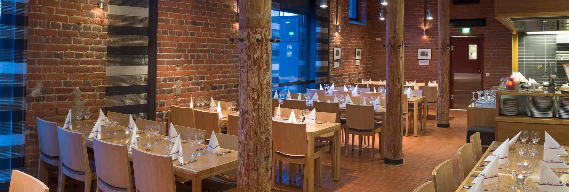 ravintola Tallin salista oleva kuva, jossa on pöytiä ja tuoleja.