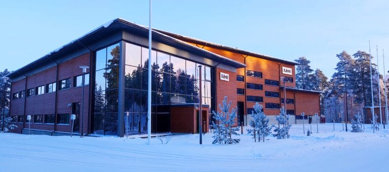 Savonlinnan uusi teollisen puurakentamisen laboratorio talvisessa maisemassa.