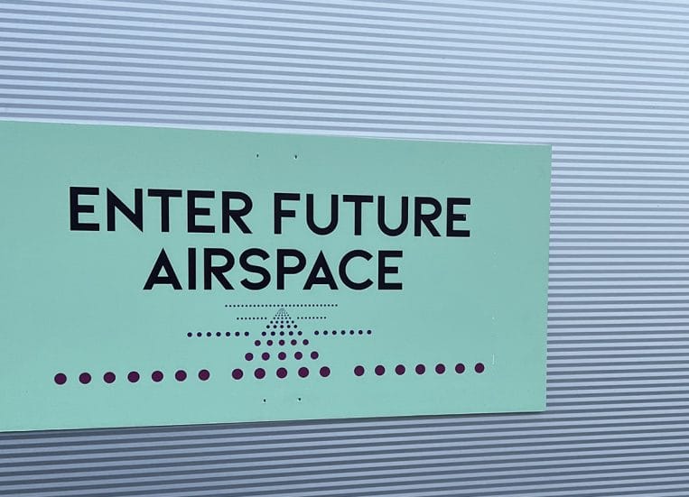 Enter future airspace -kyltti.