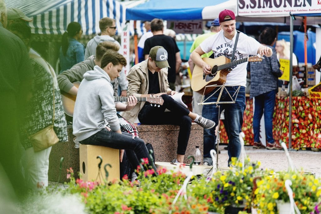 People playing instruments at the market in Kouvola.