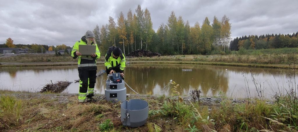 Kaksi ihmistä tutkii vesinäytteitä.