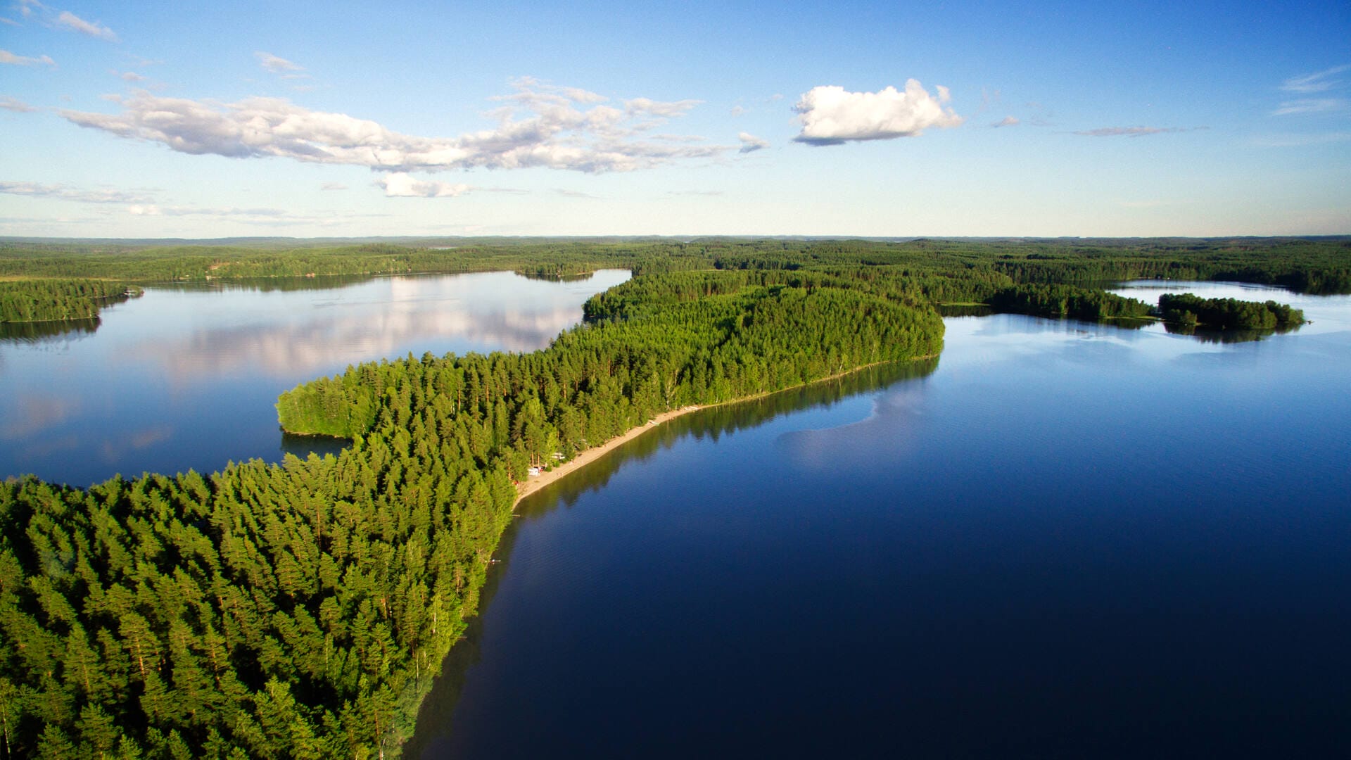 Suomalainen metsä- ja järvimaisema ilmasta kuvattuna.