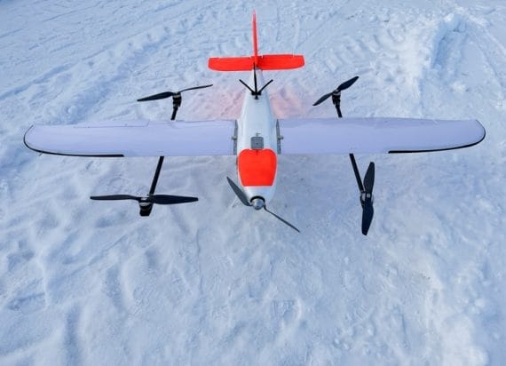 Drone lumisessa maassa.