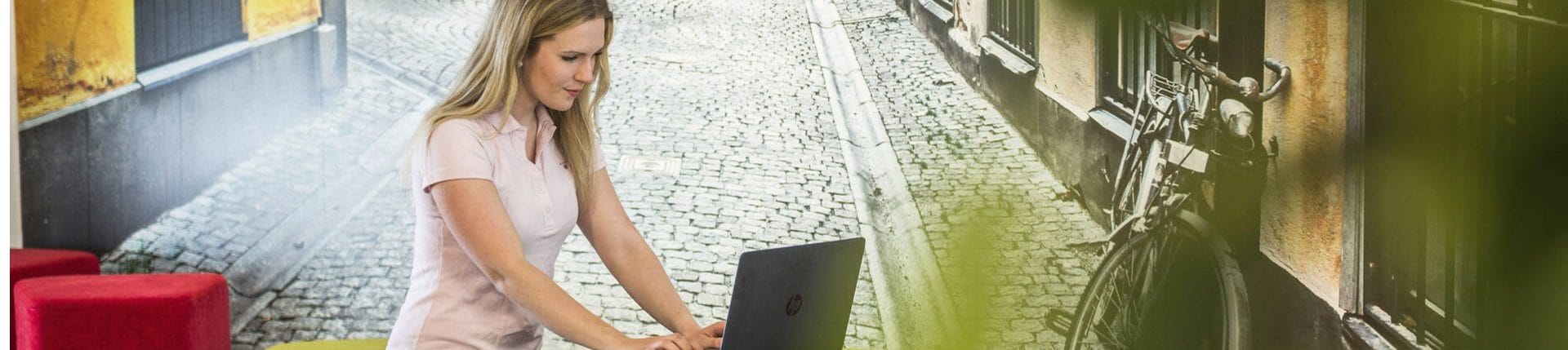 Nainen kannettavalla tietokoneella