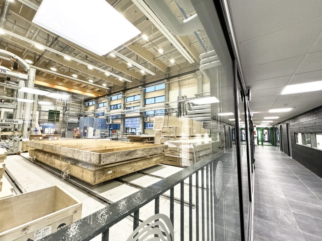 Teollisen puurakentamisen laboratorio Savonlinnassa, näkymä käytävältä testaushalliin