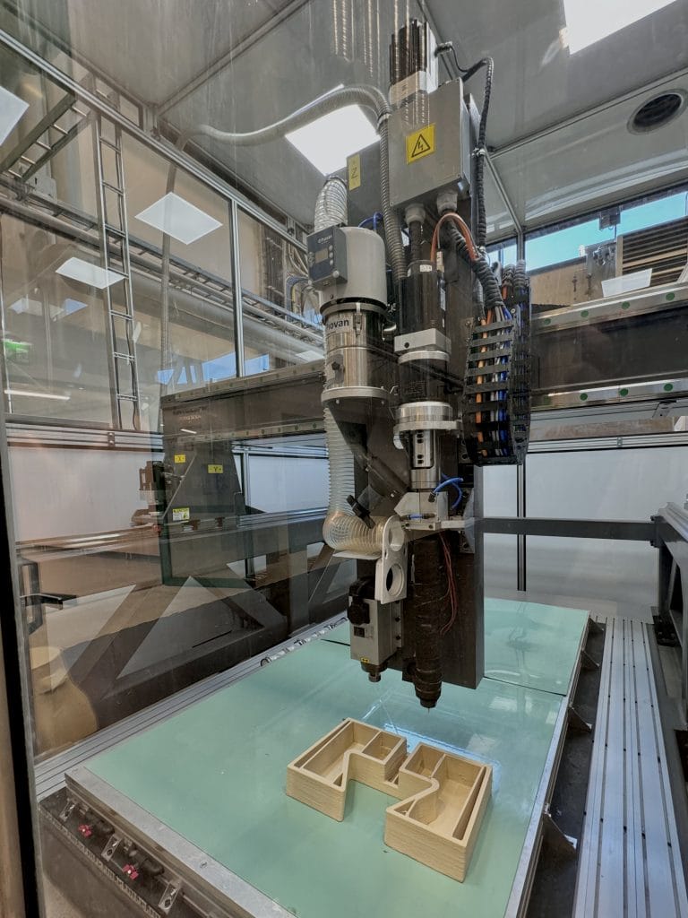 Suuren mittakaavan 3d-tulostin Savonlinnan teollisen puurakentamisen laboratoriossa