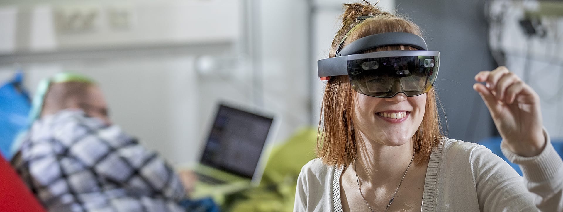 Nuori nainen VR-lasit päässä.
