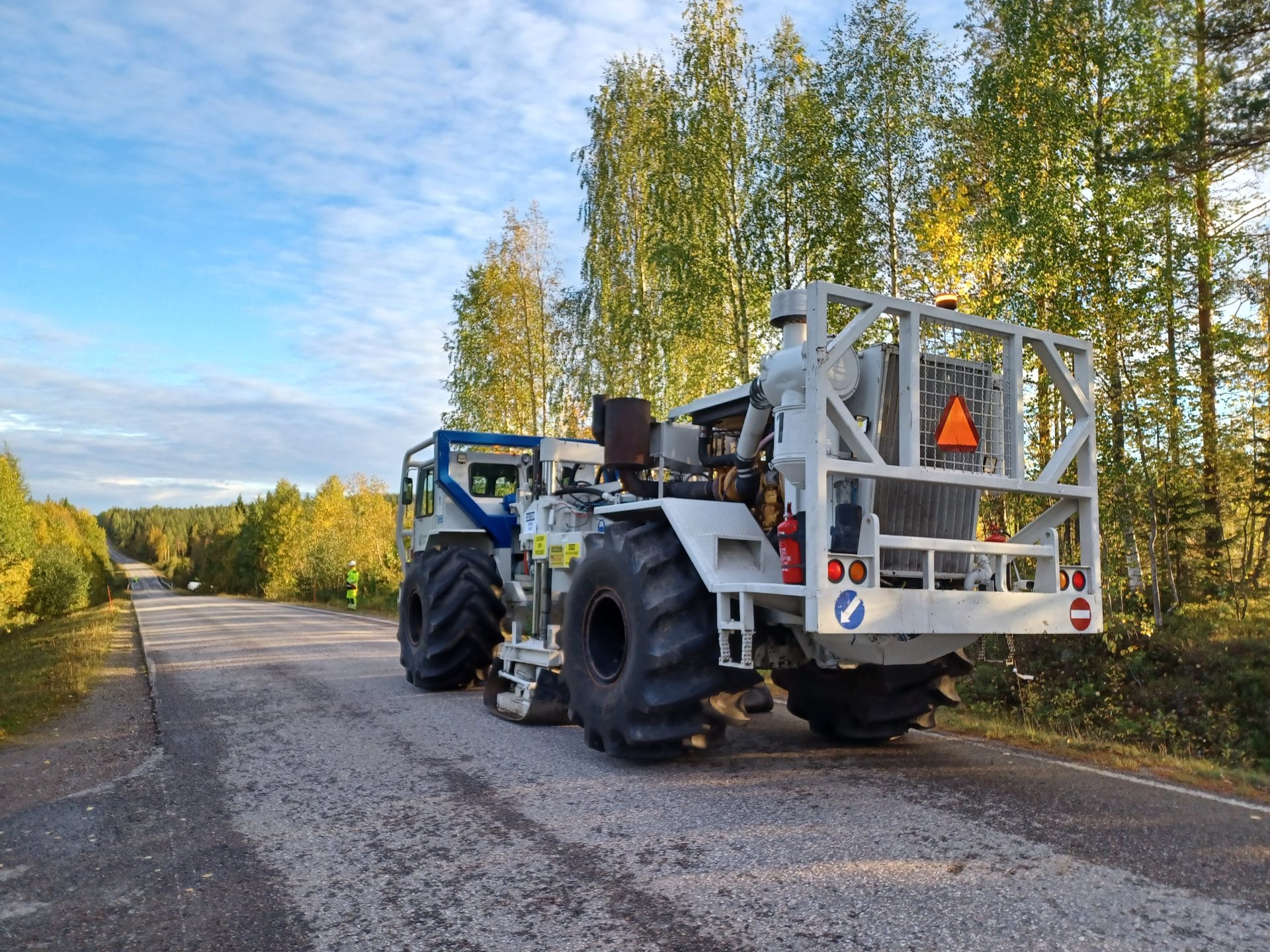 Tärytinauto tiellä.